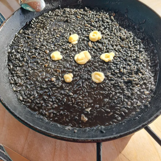 Arroz negro con alioli en la paellera