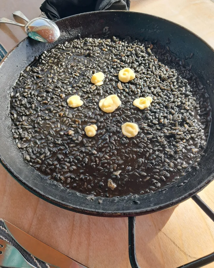 Paella d’arròs negre amb punts d’allioli
