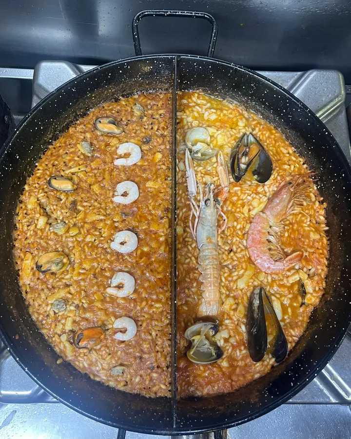 Paella partida vista de dalt: arròs del senyoret a una banda i paella de marisc a l’altra