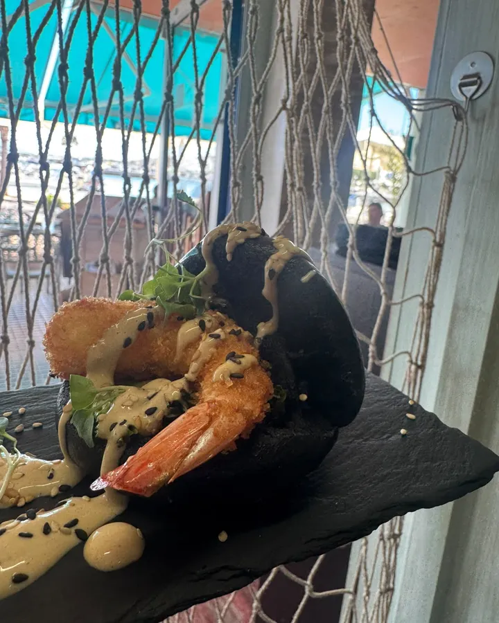 Llagostí fregit amb panko i maionesa ponzu en pa bao negre