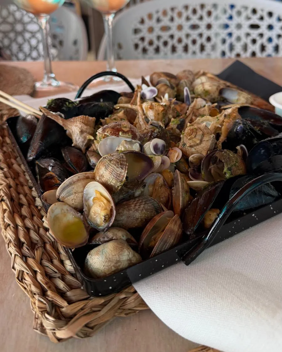Safata de la Llauna amb cloïsses, musclos i caragols de punxes, a la terrassa