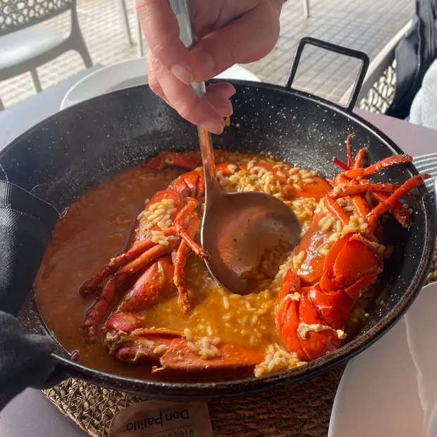 Paella de marisco servida en la paellera