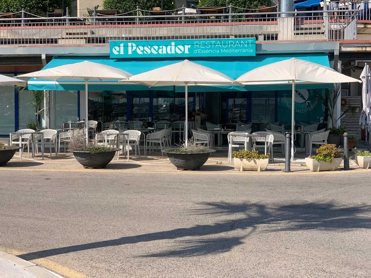 Fachada y terraza del restaurante frente al puerto